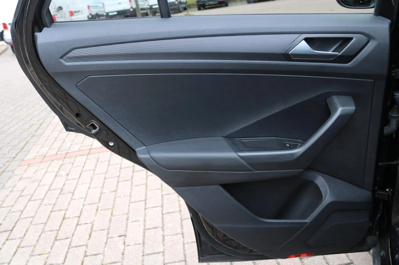 VW T-Roc R* 4M* AKRAPOVIC* BEATS* DISTR* LED* CAM* CARPLAY*, снимка 16 - Автомобили и джипове - 52445667