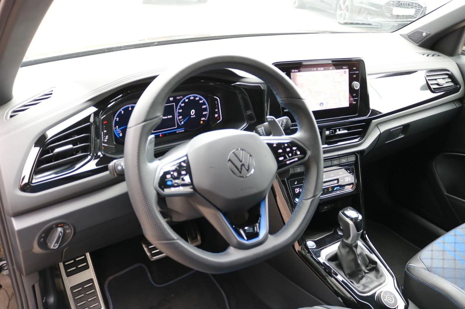 VW T-Roc R* 4M* AKRAPOVIC* BEATS* DISTR* LED* CAM* CARPLAY* - изображение 8