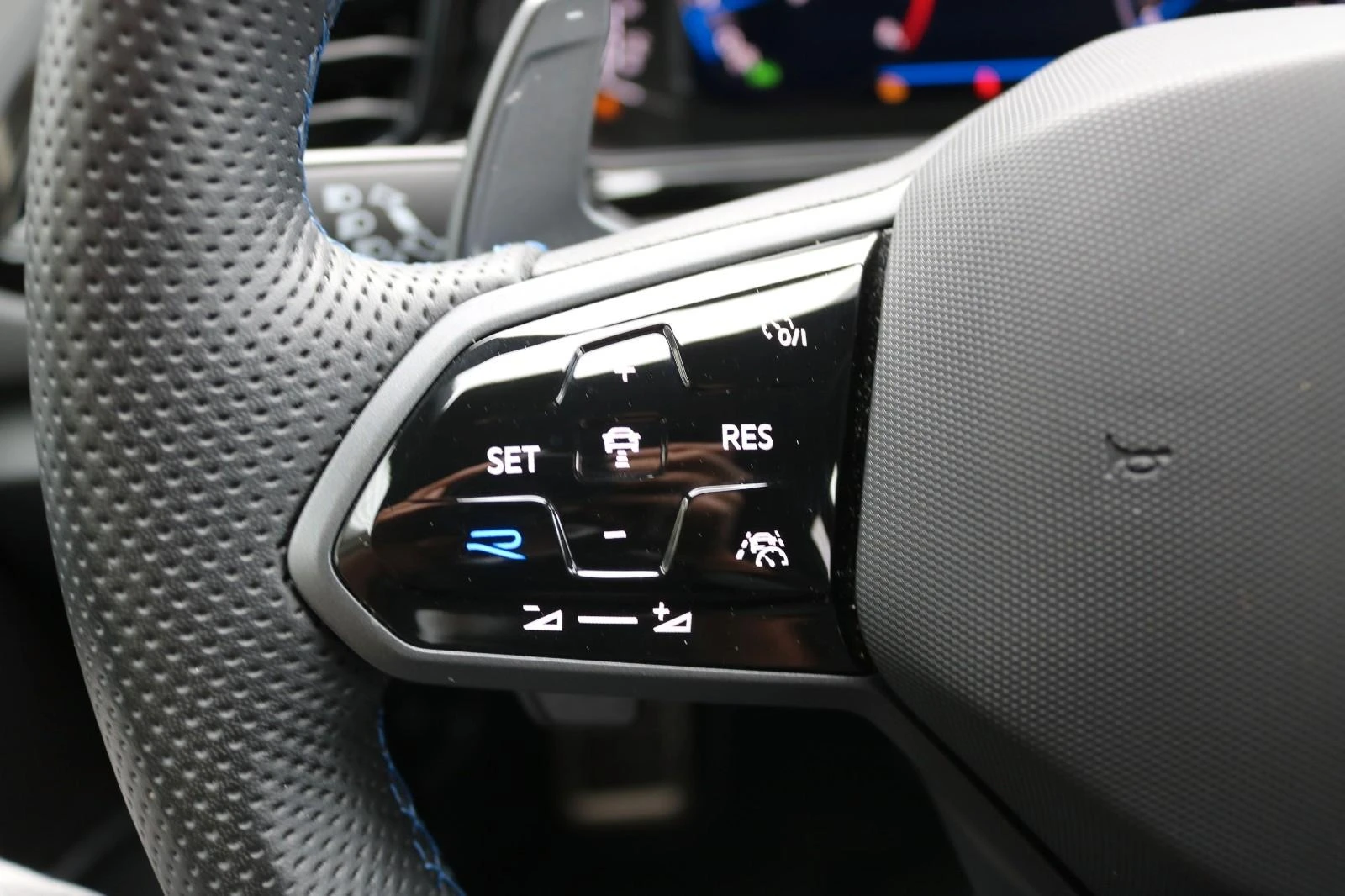 VW T-Roc R* 4M* AKRAPOVIC* BEATS* DISTR* LED* CAM* CARPLAY* - изображение 9