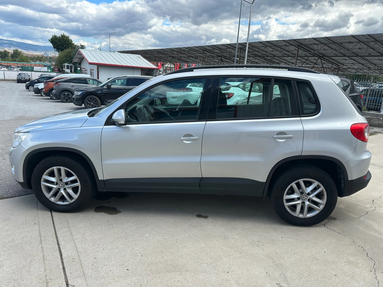 VW Tiguan 2.0tdi 4x4 Navi, снимка 3 - Автомобили и джипове - 56196040