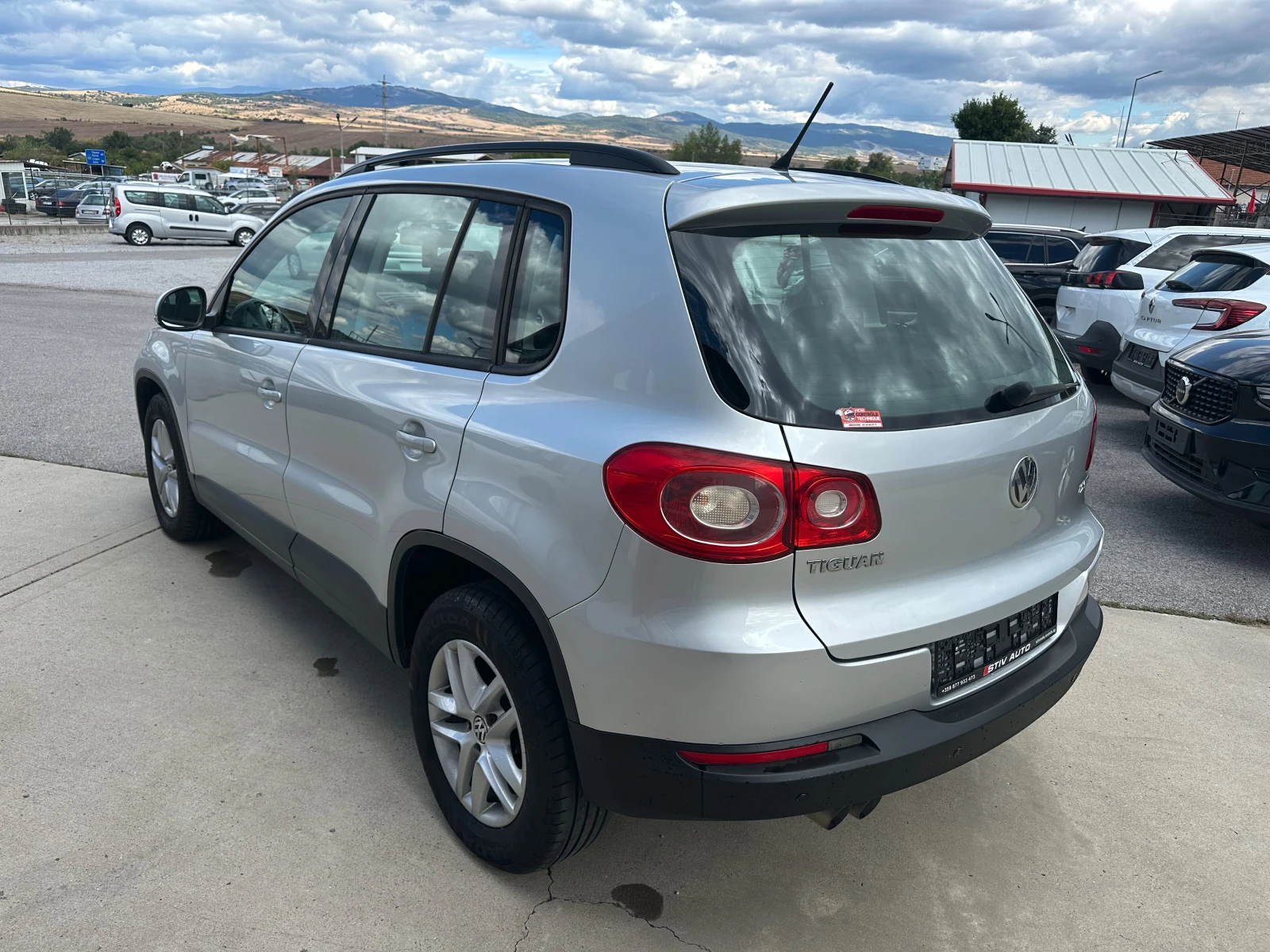 VW Tiguan 2.0tdi 4x4 Navi, снимка 4 - Автомобили и джипове - 56196040