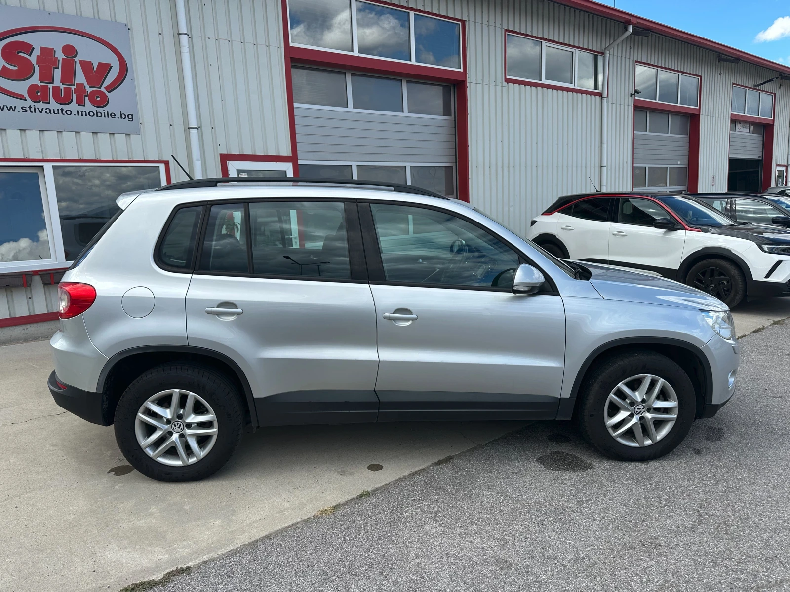 VW Tiguan 2.0tdi 4x4 Navi, снимка 6 - Автомобили и джипове - 56196040