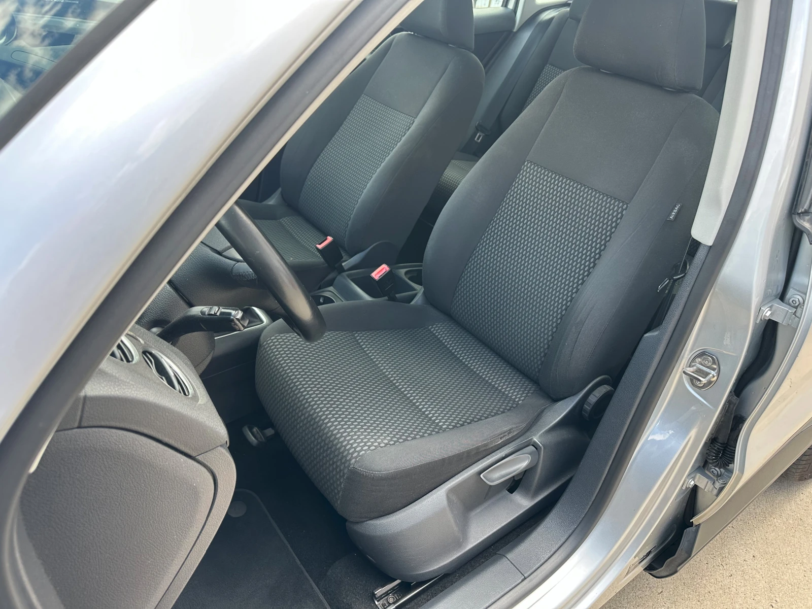VW Tiguan 2.0tdi 4x4 Navi, снимка 9 - Автомобили и джипове - 56196040
