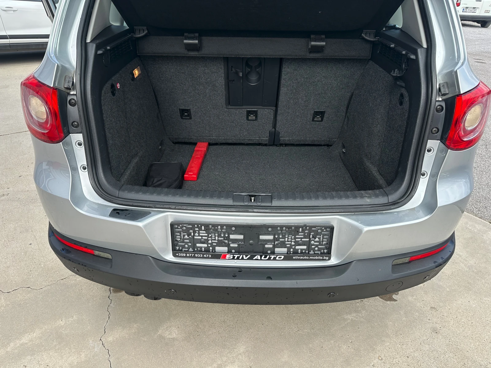VW Tiguan 2.0tdi 4x4 Navi, снимка 11 - Автомобили и джипове - 56196040