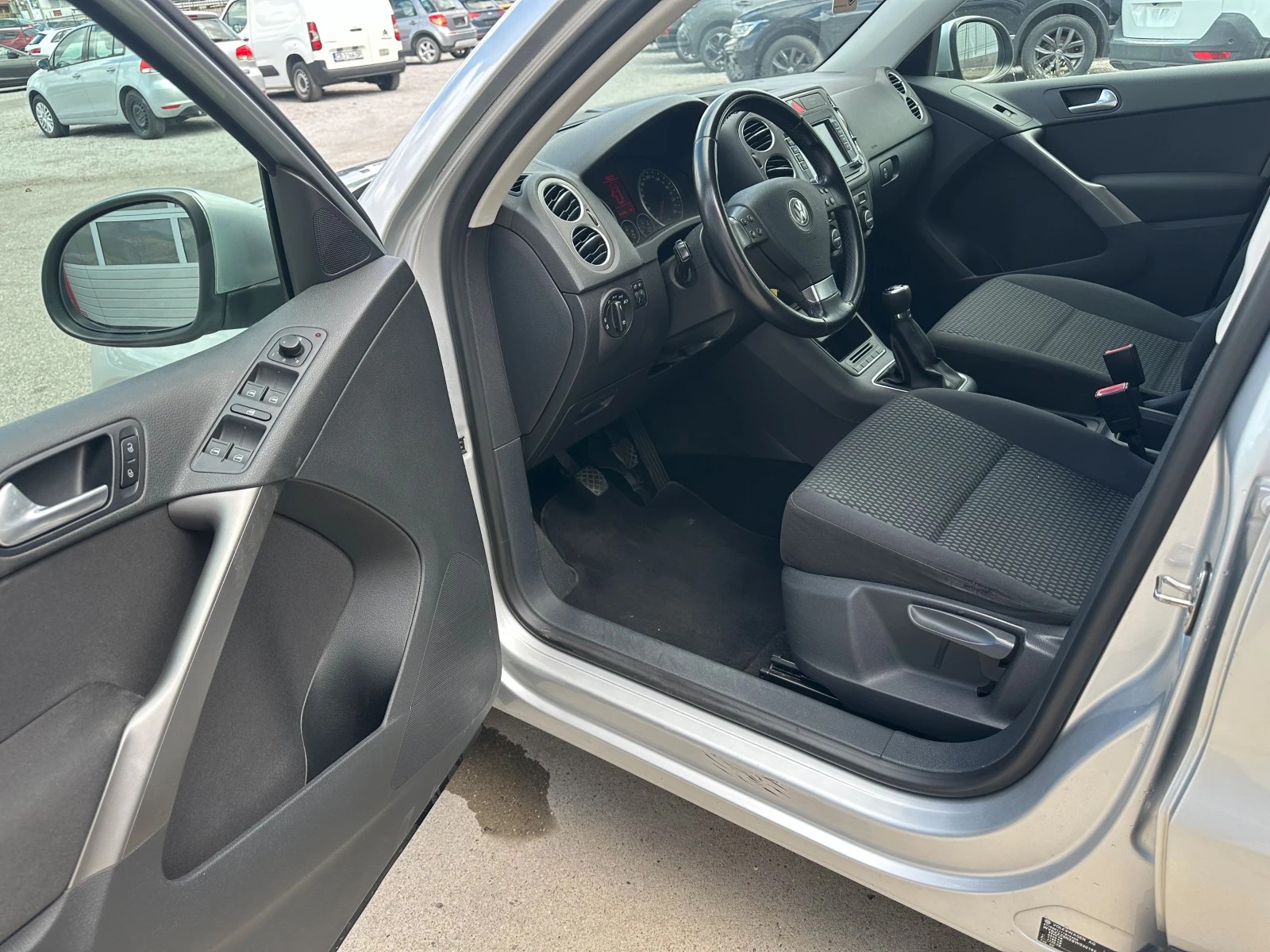 VW Tiguan 2.0tdi 4x4 Navi, снимка 8 - Автомобили и джипове - 56196040