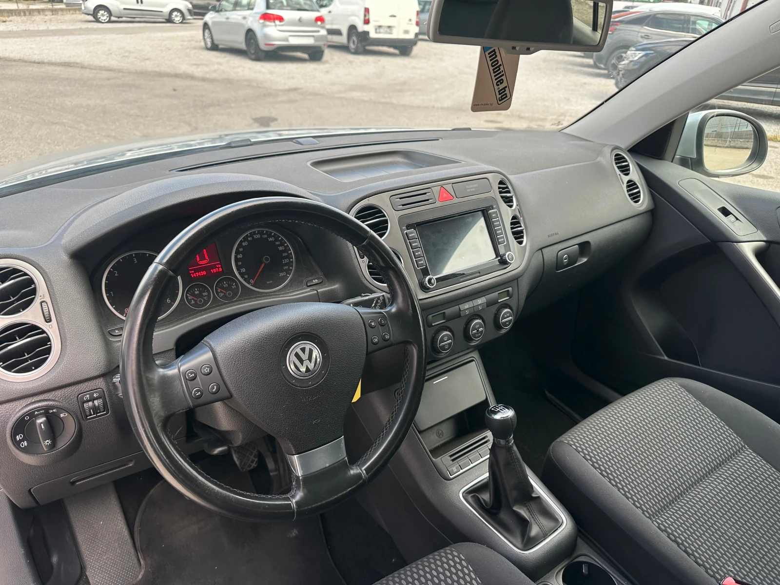 VW Tiguan 2.0tdi 4x4 Navi, снимка 10 - Автомобили и джипове - 56196040