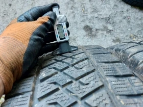 Гуми Зимни 235/65R16, снимка 3