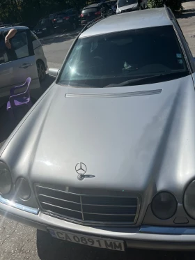 Mercedes-Benz E 200, снимка 1