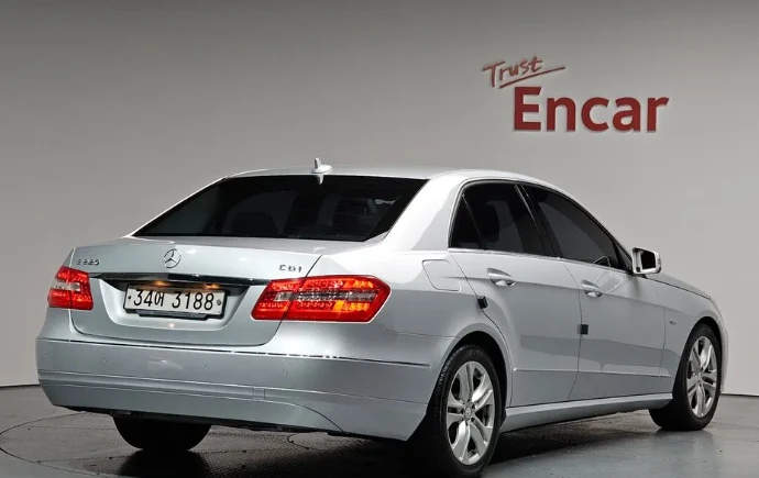 Mercedes-Benz E 220 CDI Avantgarde - изображение 2