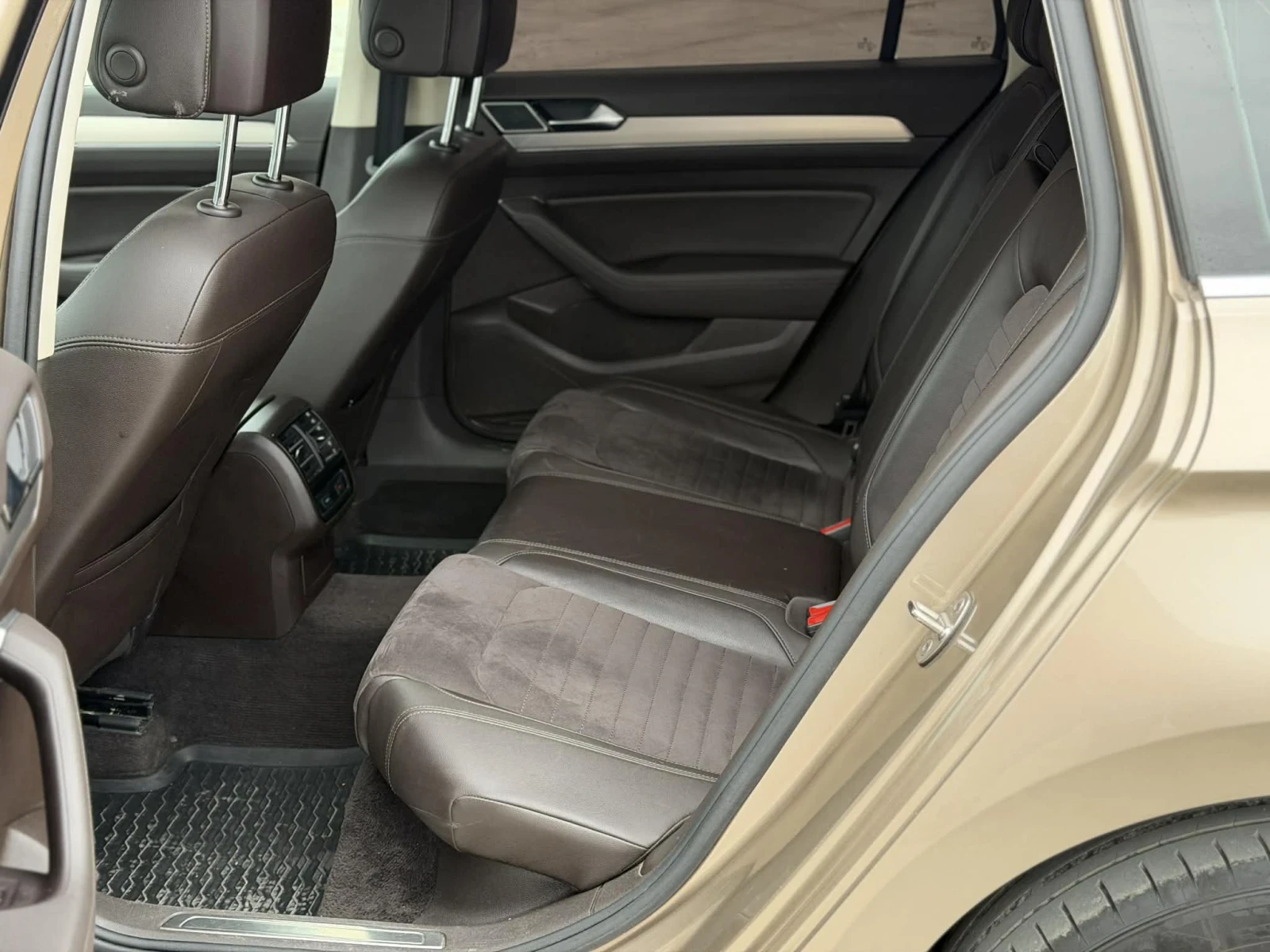 VW Passat 2.0TDI, снимка 12 - Автомобили и джипове - 53814730