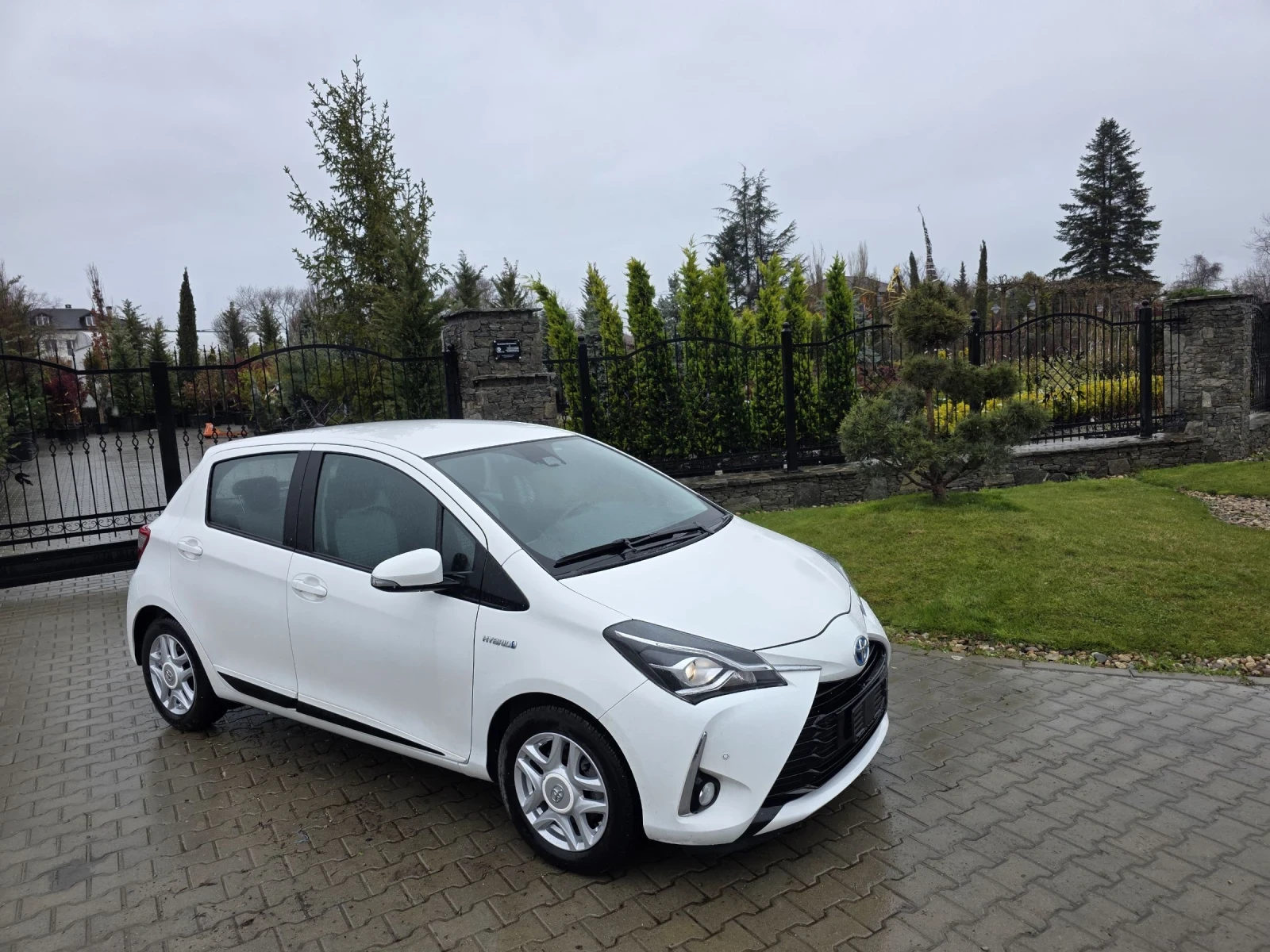 Toyota Yaris 1.5 Hybrid , снимка 8 - Автомобили и джипове - 54072550