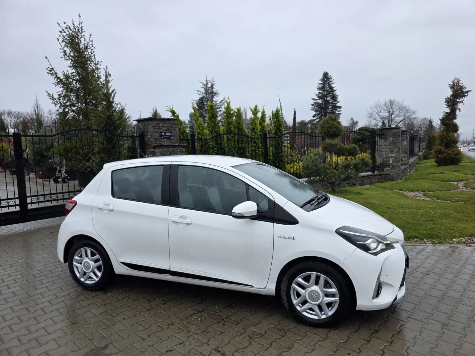 Toyota Yaris 1.5 Hybrid , снимка 11 - Автомобили и джипове - 54072550