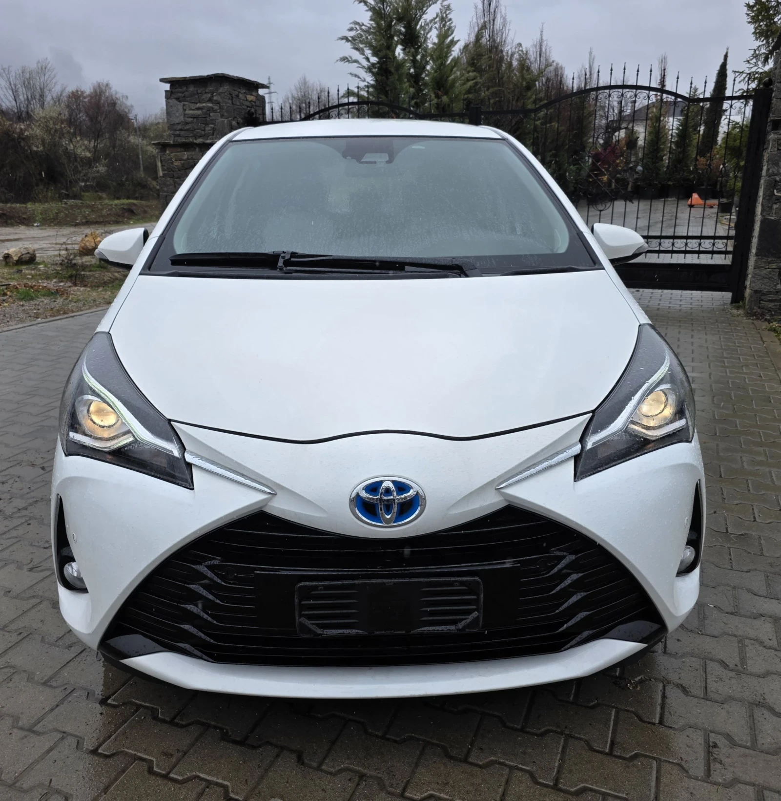 Toyota Yaris 1.5 Hybrid , снимка 3 - Автомобили и джипове - 54072550
