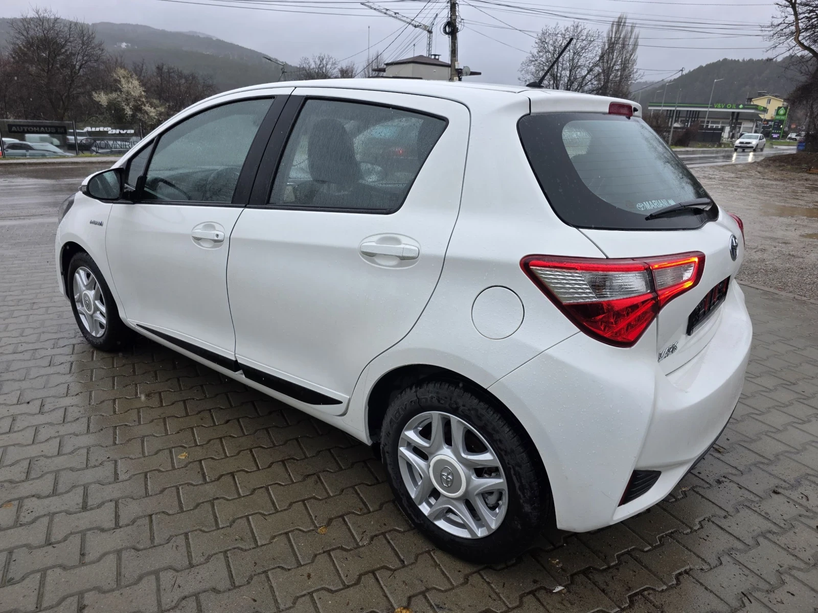 Toyota Yaris 1.5 Hybrid , снимка 13 - Автомобили и джипове - 54072550