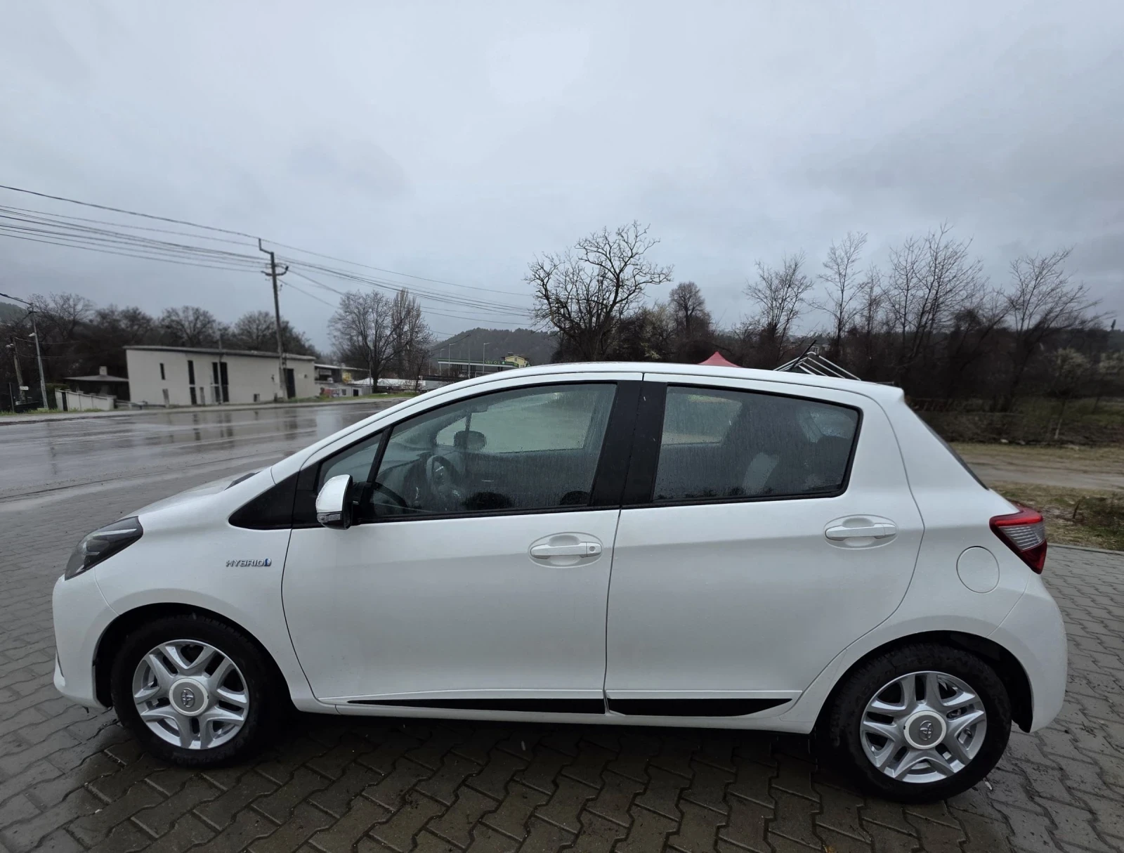 Toyota Yaris 1.5 Hybrid , снимка 12 - Автомобили и джипове - 54072550