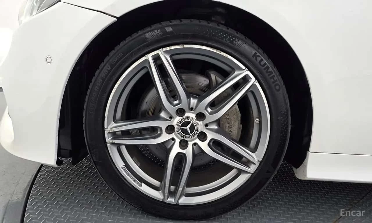 Mercedes-Benz E 220 E220d Coupe Burmester , Carbon Trim , Swarovski, снимка 5 - Автомобили и джипове - 55707654