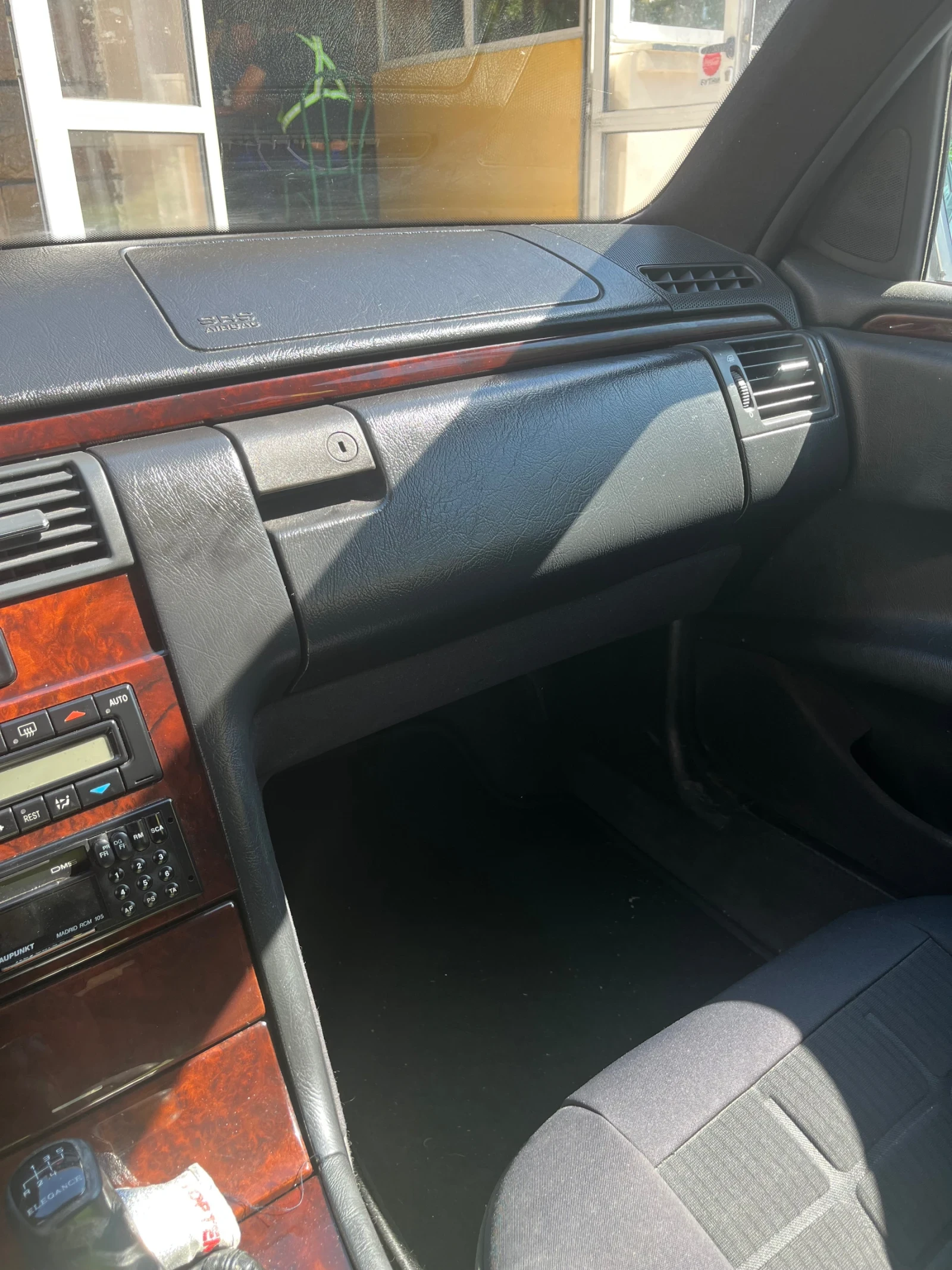 Mercedes-Benz E 200, снимка 7 - Автомобили и джипове - 56002564