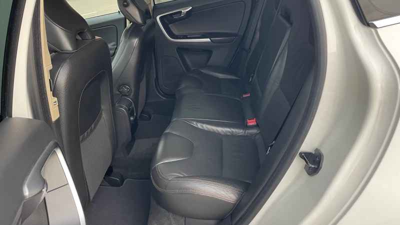 Volvo XC60 2.4 Швейцария, снимка 15 - Автомобили и джипове - 50422245