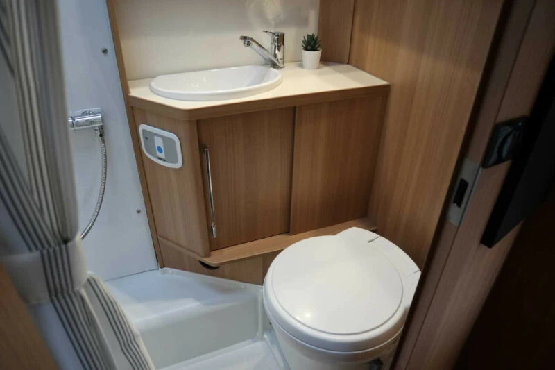 Кемпер LMC A693G, снимка 9 - Каравани и кемпери - 53606078