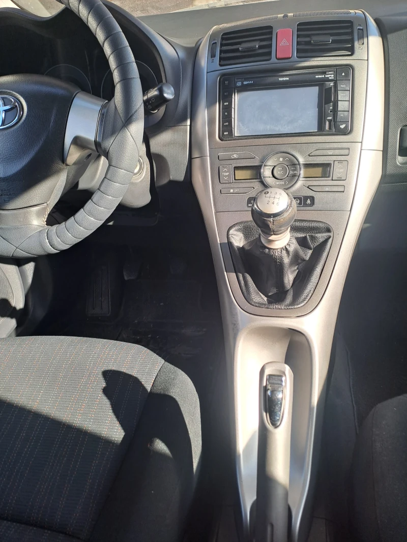 Toyota Auris 1, 4 D-4D, снимка 9 - Автомобили и джипове - 47901042