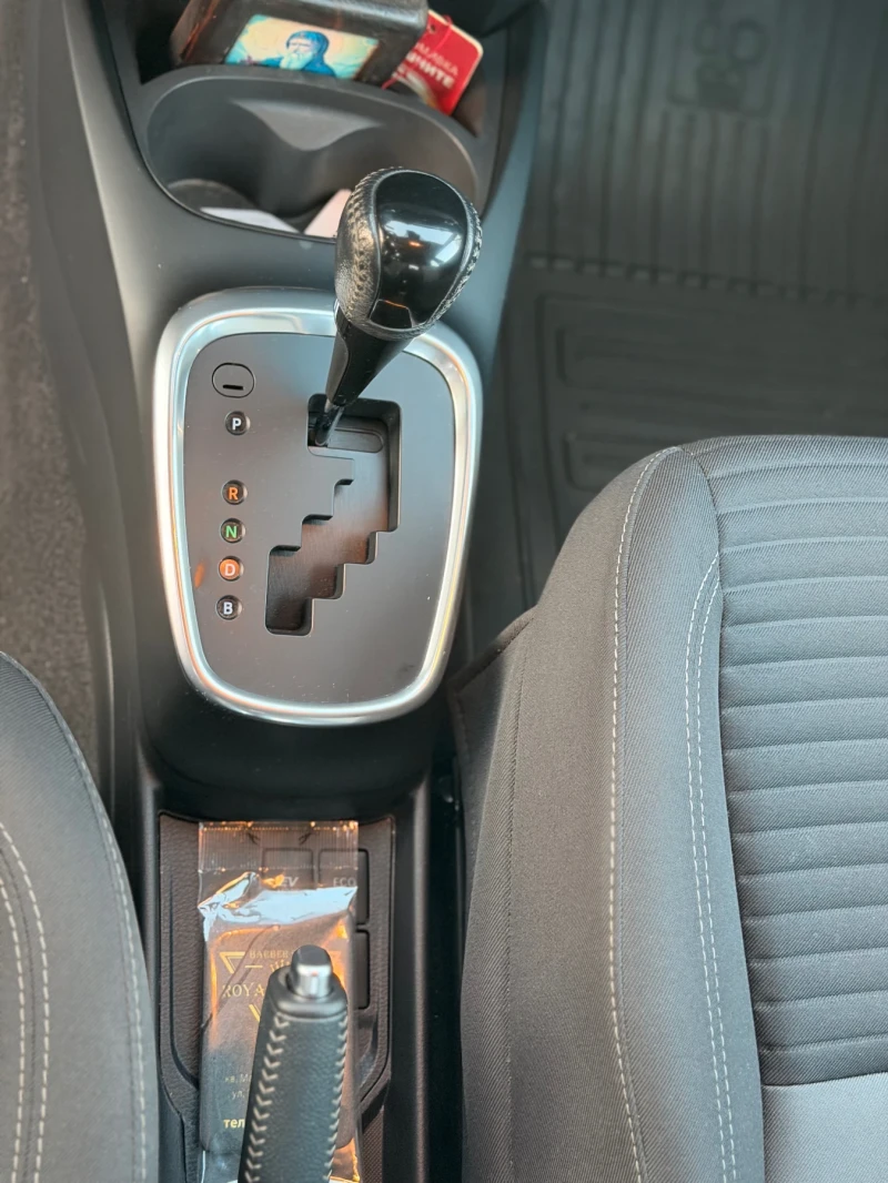 Toyota Yaris 1.5 hybrid, снимка 13 - Автомобили и джипове - 52293666