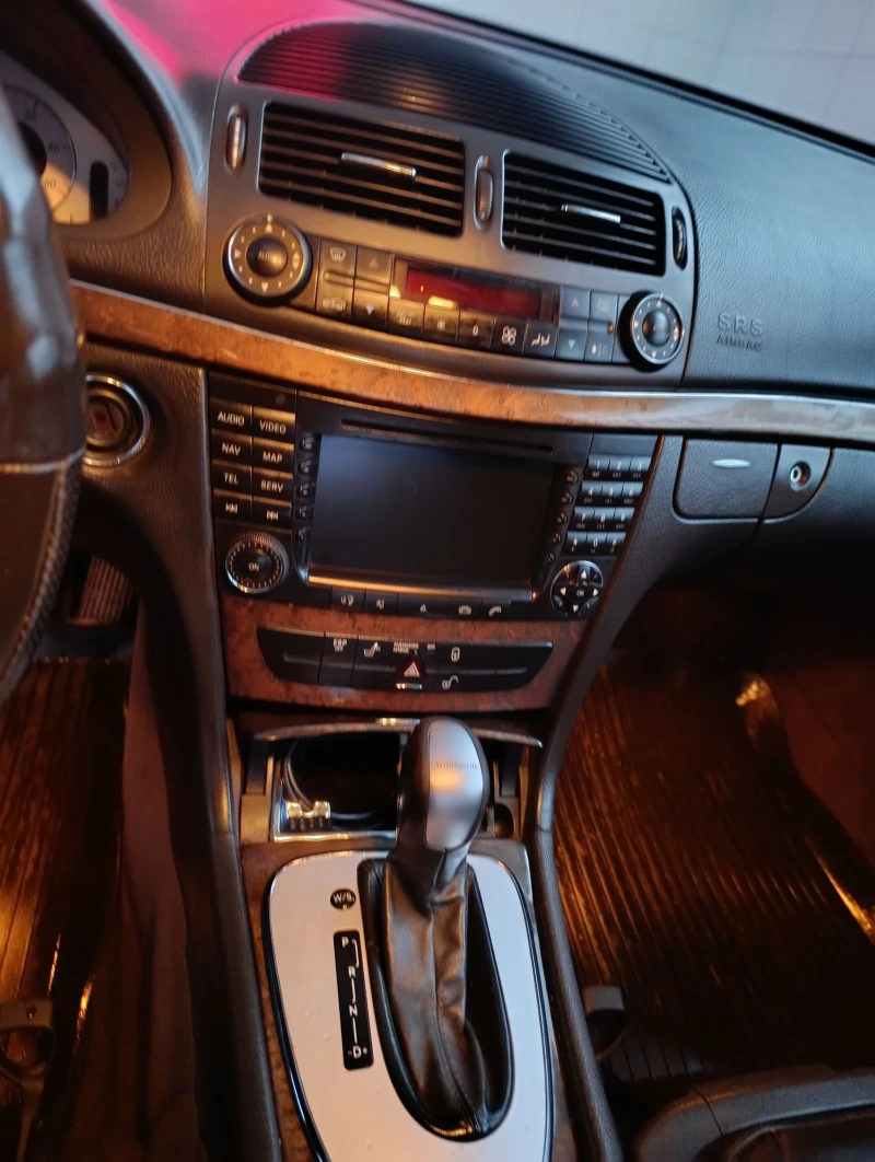 Mercedes-Benz E 270, снимка 11 - Автомобили и джипове - 53297044
