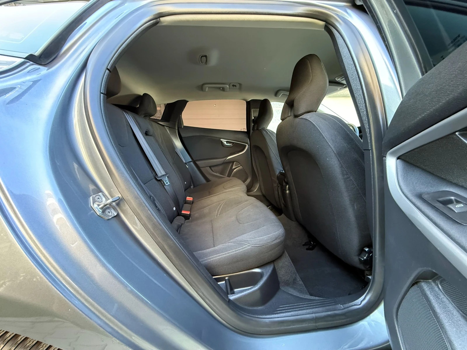 Volvo V40 Cross Country 2.0D-AVTOMAT-DIGITAL-150к.с-ШВЕЙЦАРИЯ, снимка 16 - Автомобили и джипове - 56120598