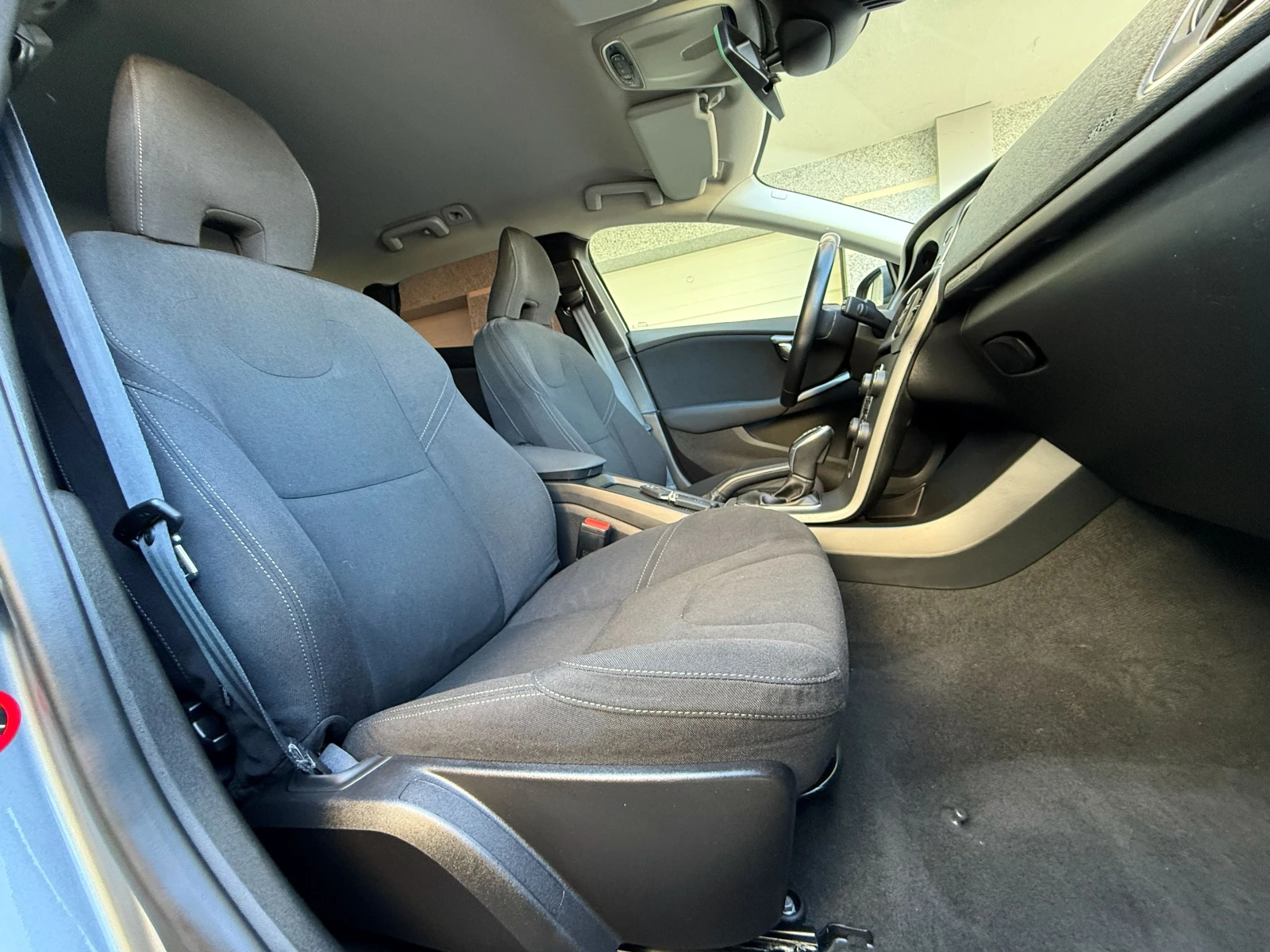 Volvo V40 Cross Country 2.0D-AVTOMAT-DIGITAL-150к.с-ШВЕЙЦАРИЯ, снимка 14 - Автомобили и джипове - 56120598