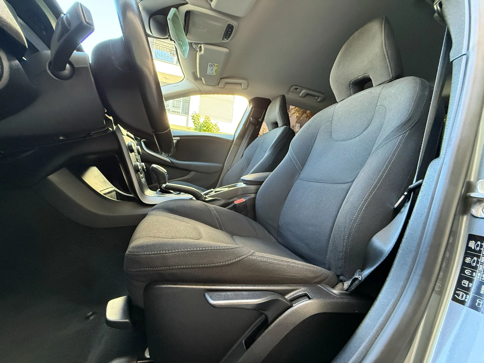 Volvo V40 Cross Country 2.0D-AVTOMAT-DIGITAL-150к.с-ШВЕЙЦАРИЯ, снимка 13 - Автомобили и джипове - 56120598
