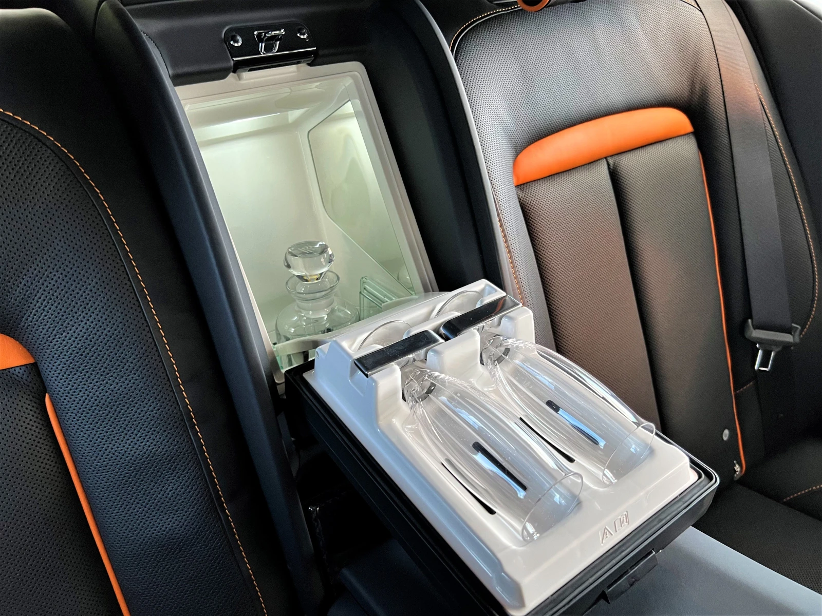 Rolls-Royce Cullinan V12 / BLACK BADGE / STARLIGHT / 4 SEATS / BESPOKE/ | Mobile.bg � ����������� 16