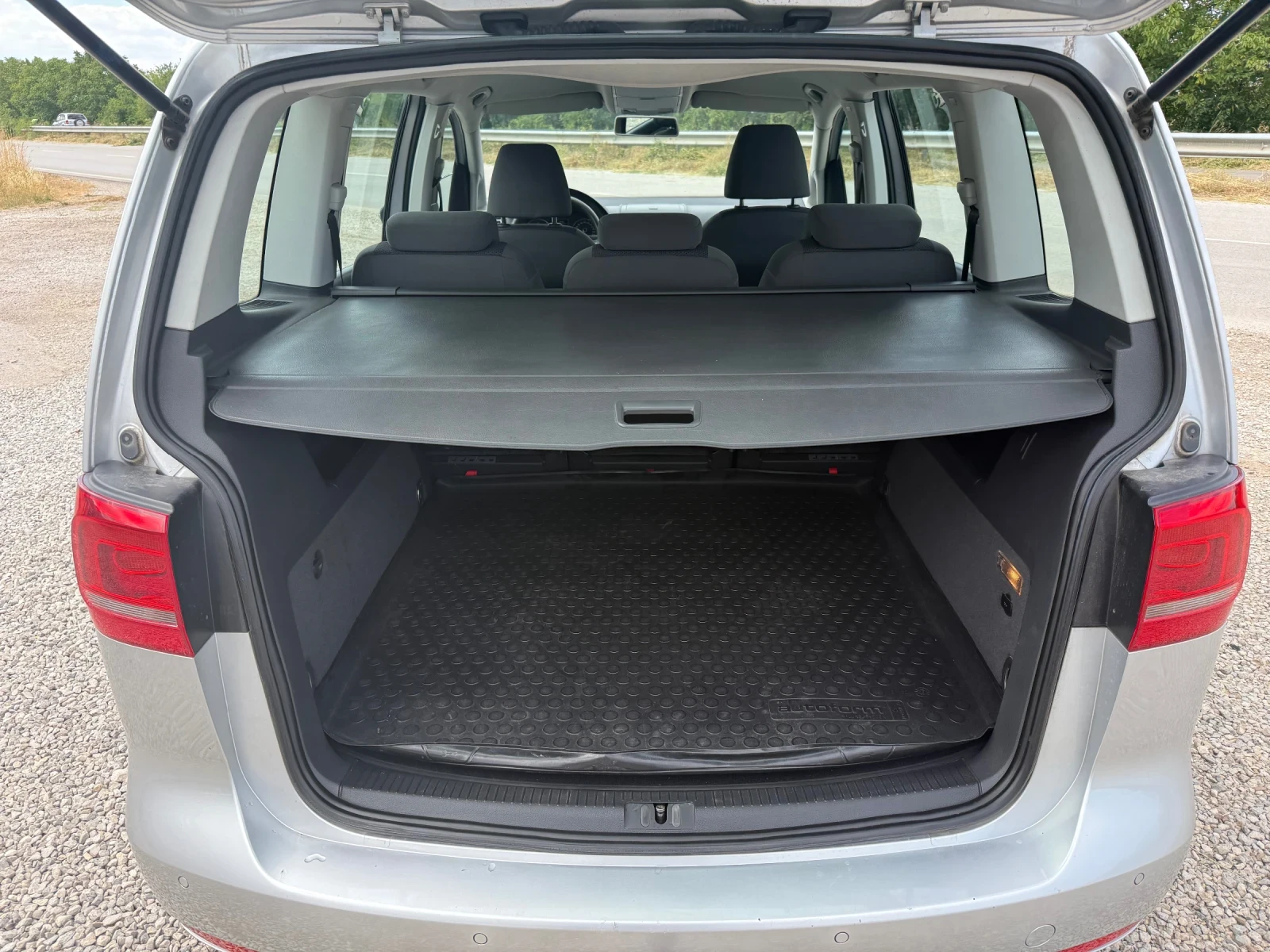 VW Touran 1.6 TDI ЧИСТО НОВ - изображение 8