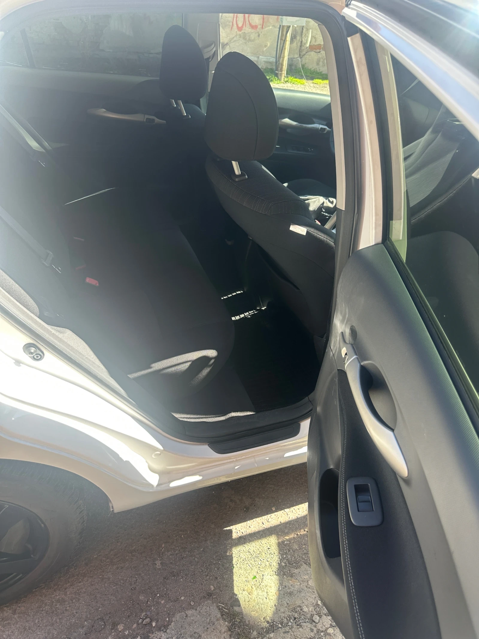 Toyota Auris 1.8, снимка 13 - Автомобили и джипове - 53797975