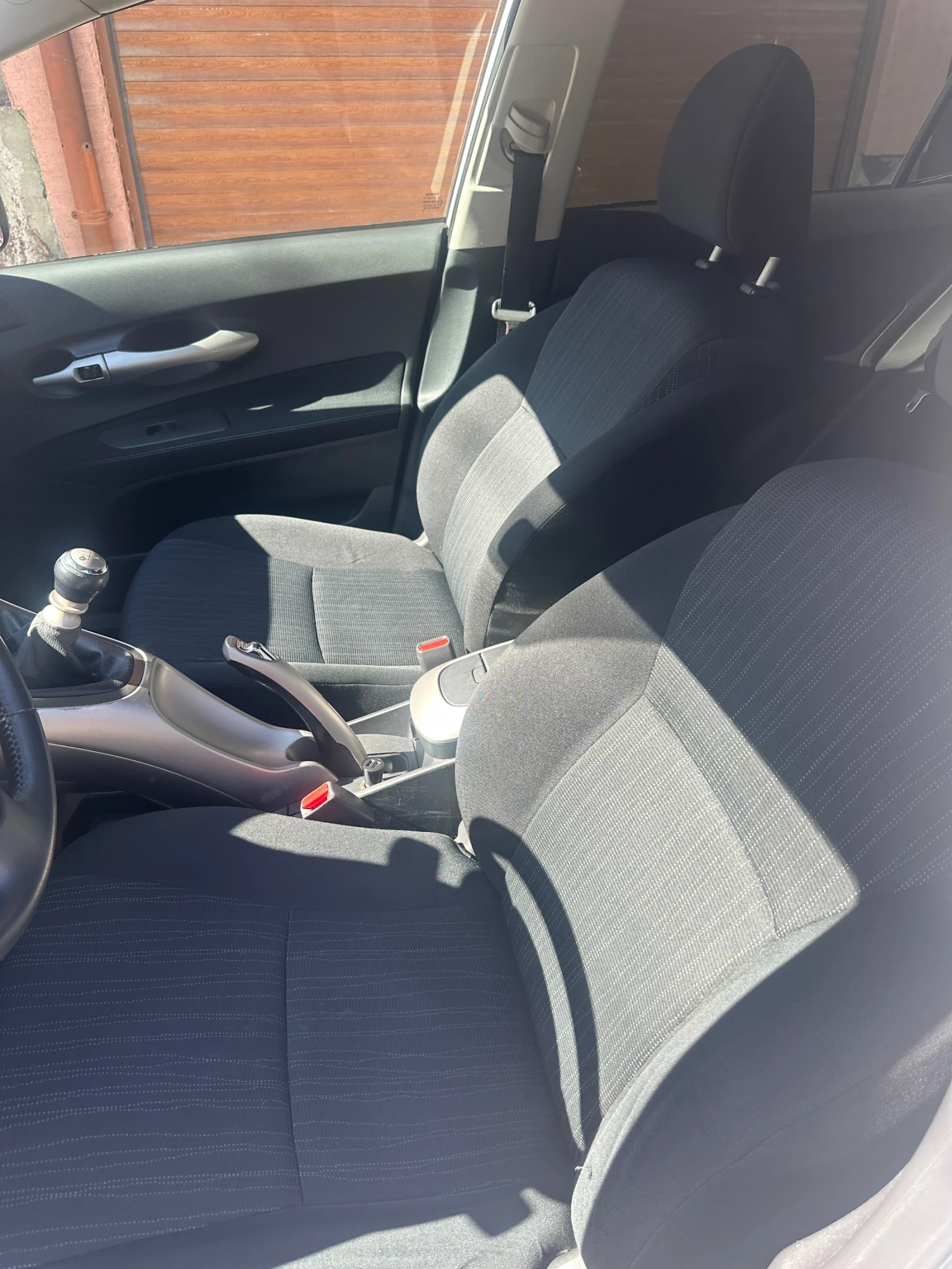 Toyota Auris 1.8, снимка 15 - Автомобили и джипове - 53797975