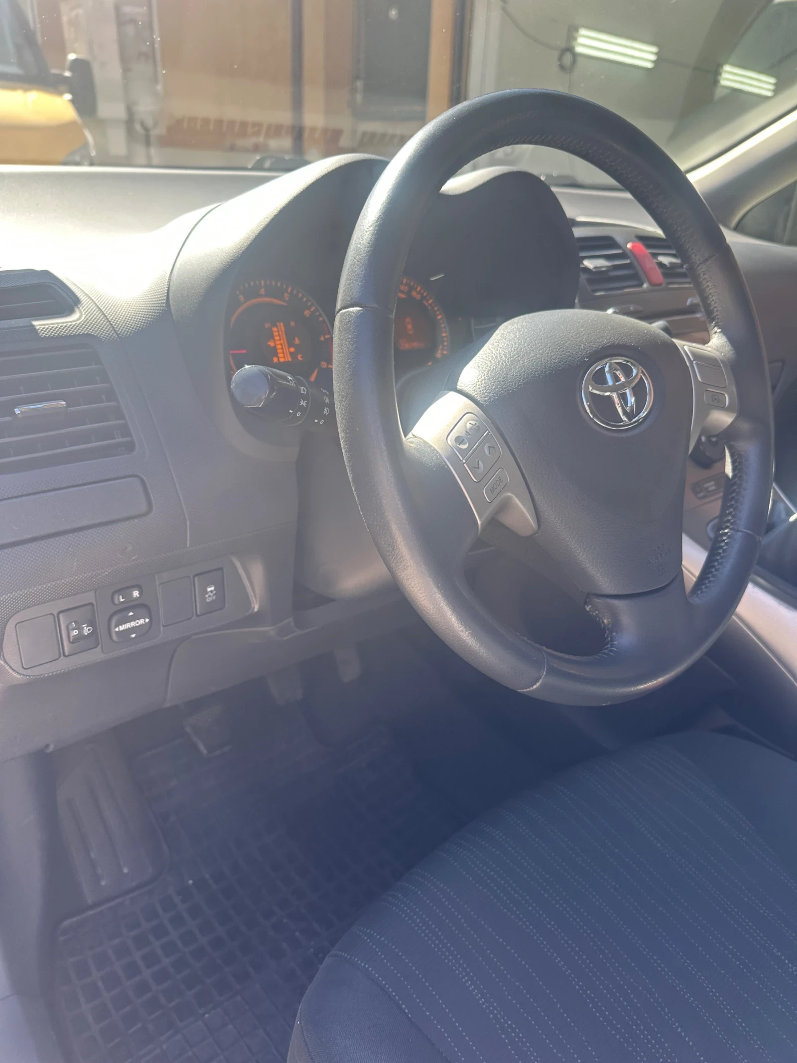 Toyota Auris 1.8, снимка 11 - Автомобили и джипове - 53797975