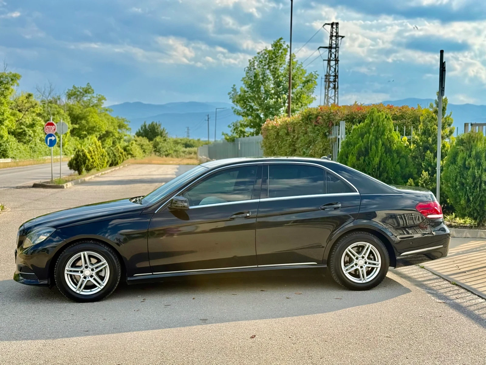 Mercedes-Benz E 220 9G tronic / TV / NAVI , снимка 4 - Автомобили и джипове - 54802749