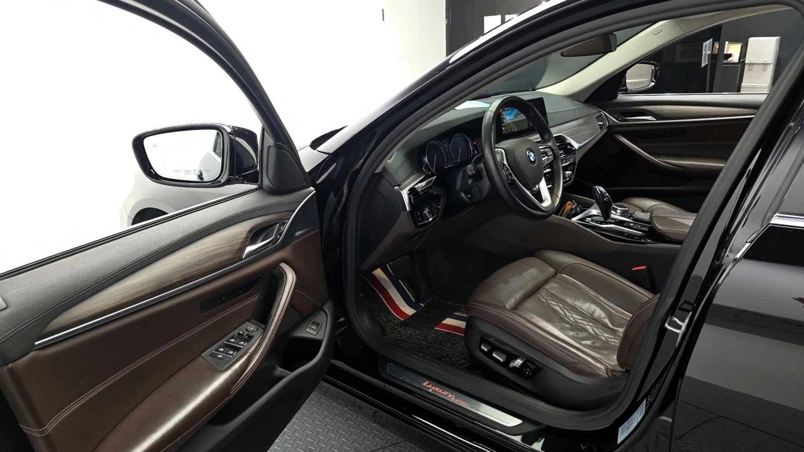 BMW 530 530i xDrive Luxury Plus| HUD| Панорама| Адаптив кр, снимка 11 - Автомобили и джипове - 54925134