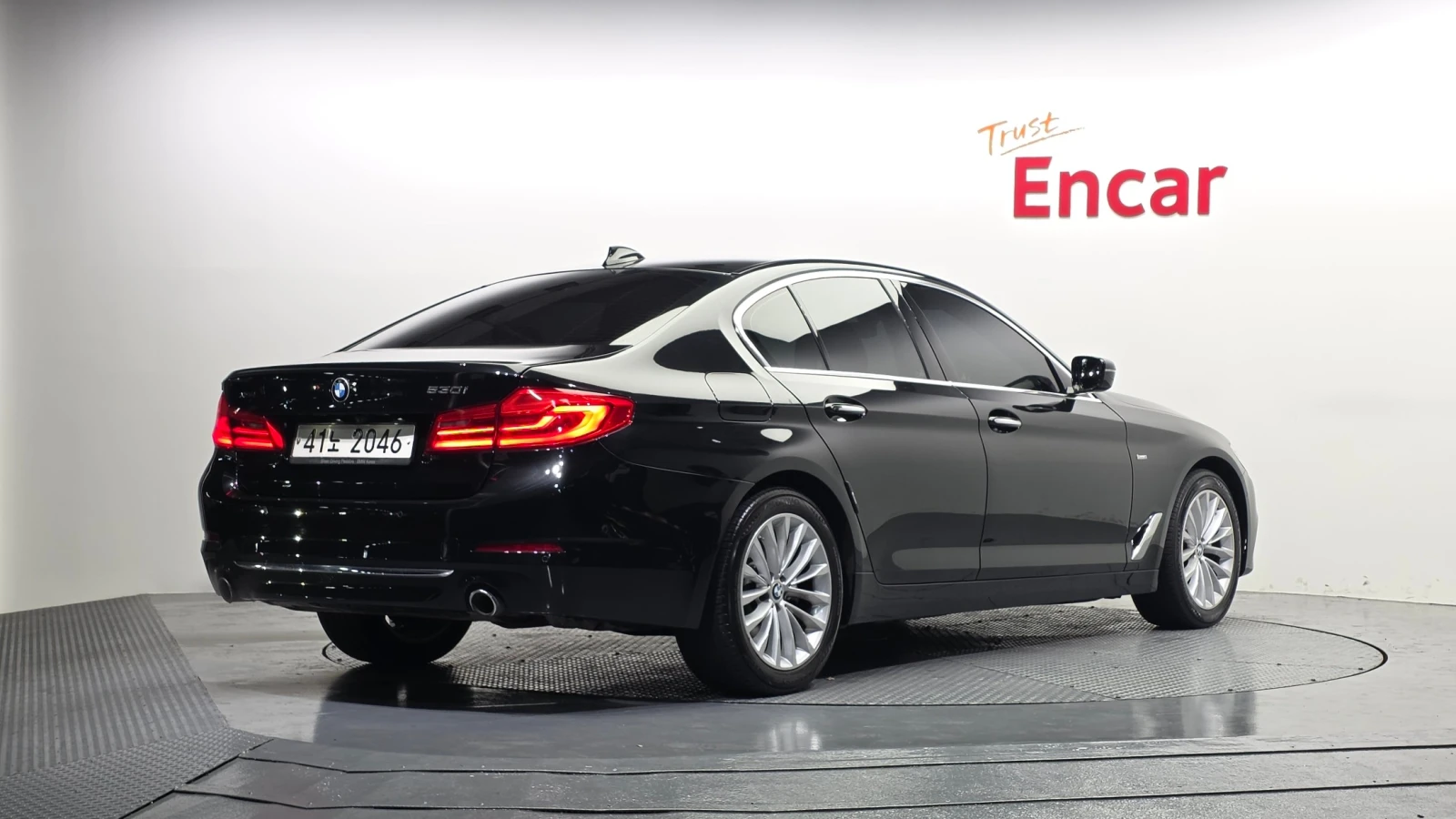 BMW 530 530i xDrive Luxury Plus| HUD| Панорама| Адаптив кр, снимка 2 - Автомобили и джипове - 54925134