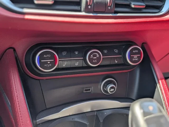 Alfa Romeo Stelvio Ti Sport AWD !SPECIAL! PANO/CAM/CARBON, снимка 13 - Автомобили и джипове - 54966601