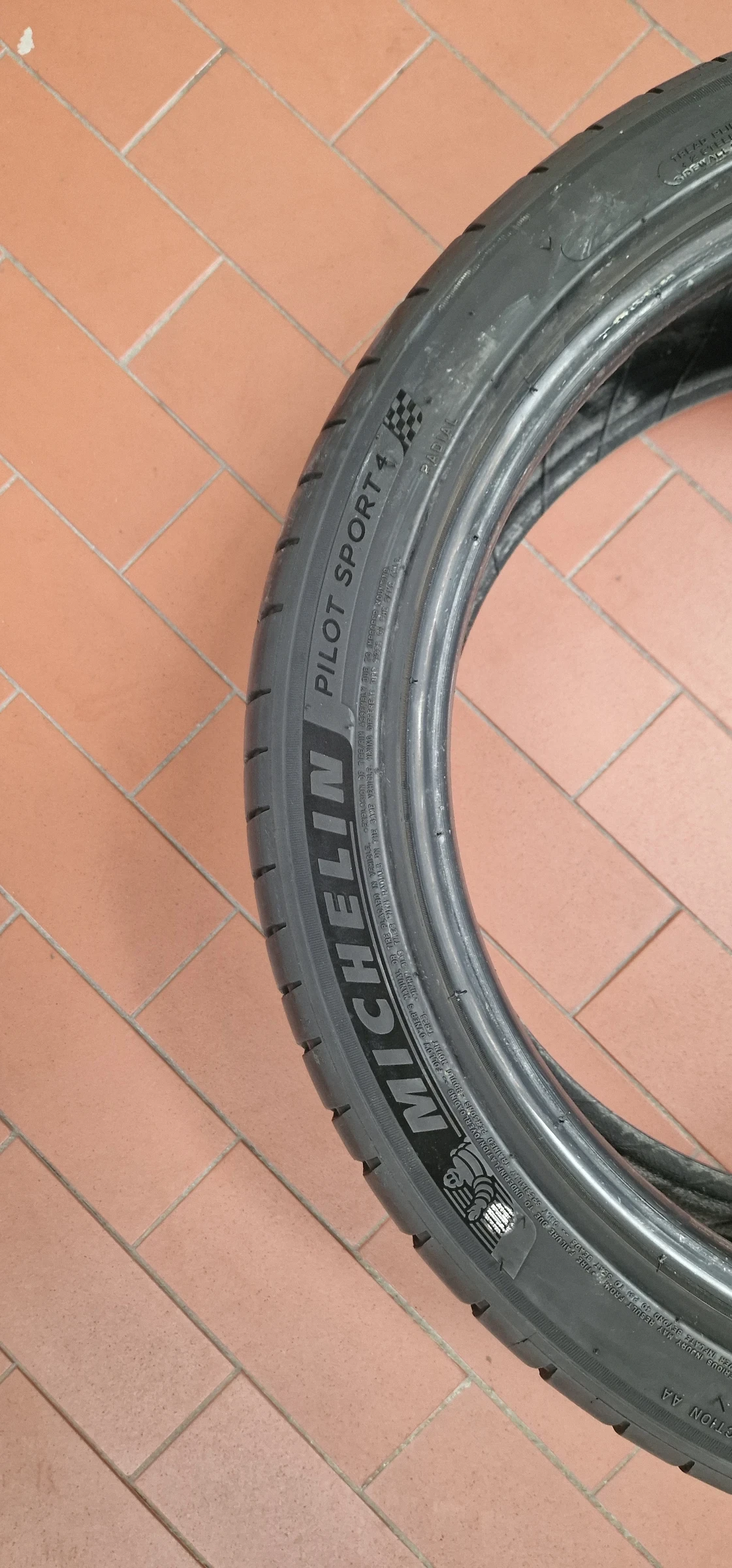 Гуми Летни 225/45R19, снимка 5 - Гуми и джанти - 53865616