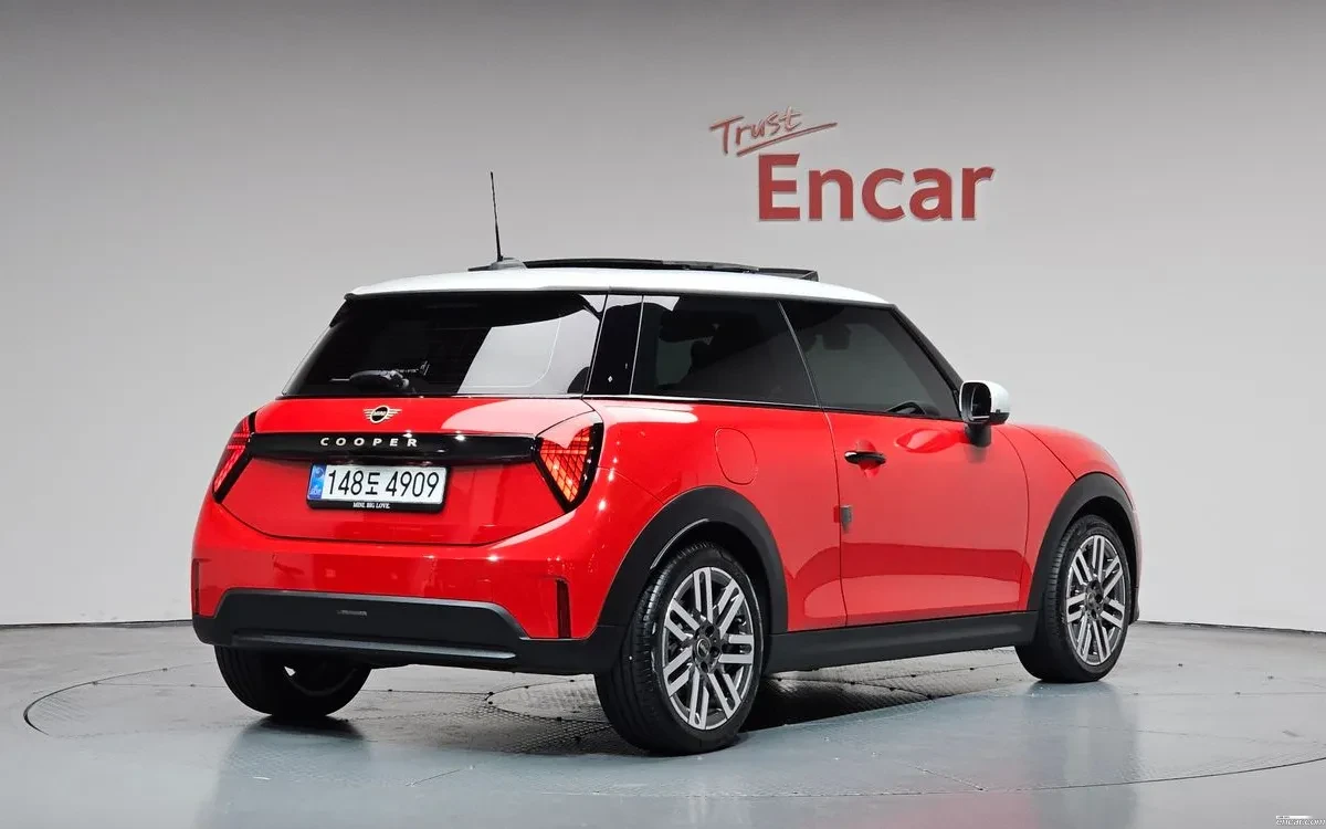 Mini Cooper 1.5L TwinTurbo / Navi / Camera / Carfax, снимка 2 - Автомобили и джипове - 54653360