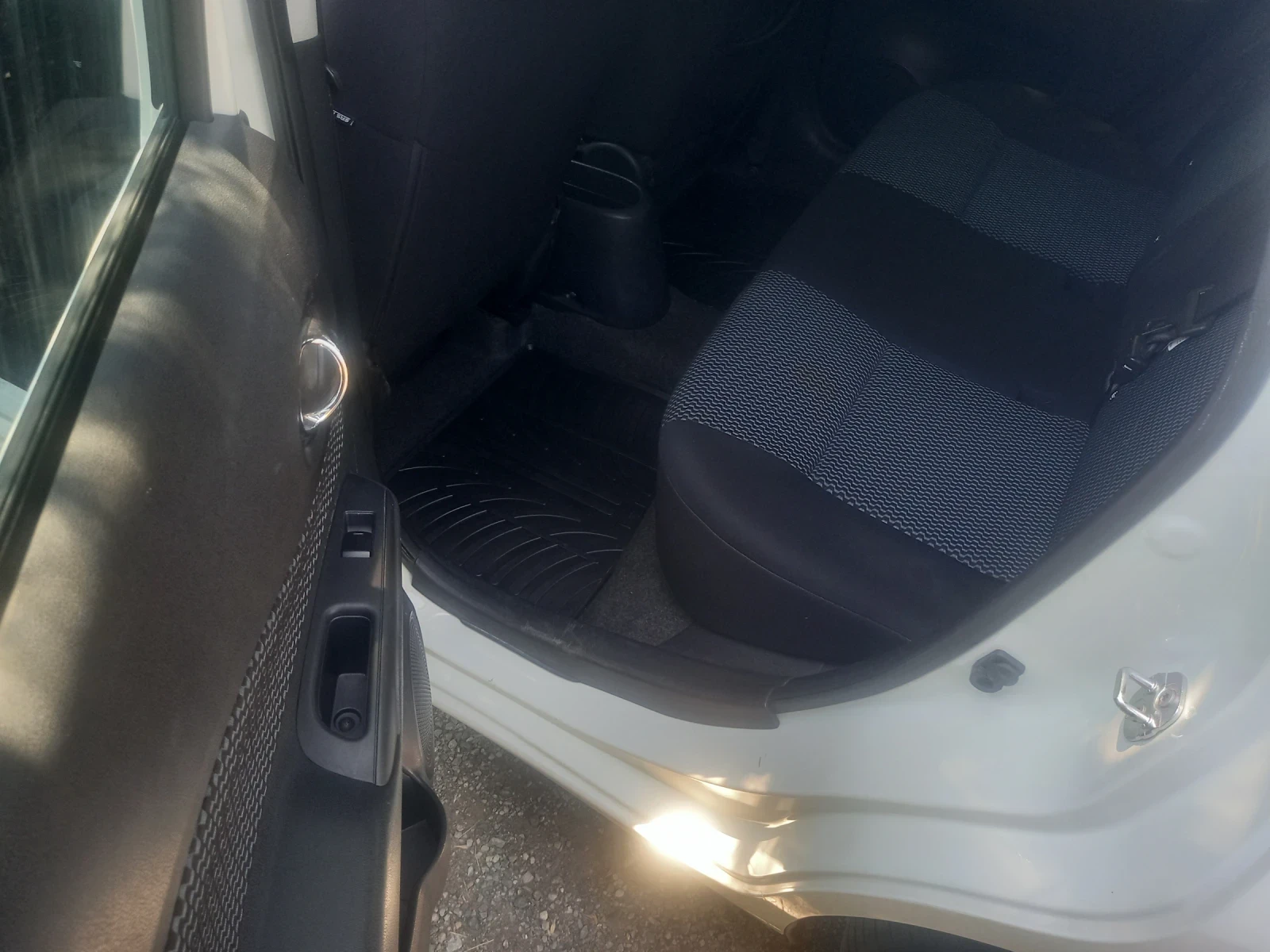 Nissan Note 1.5dci 90k.c. климатроник, снимка 7 - Автомобили и джипове - 55509048