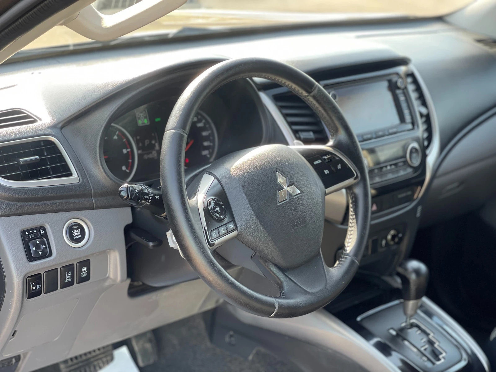 Mitsubishi L200 2.4Di-D Instyle 4x4 * 80 Jahre*  | Mobile.bg — изображение 14