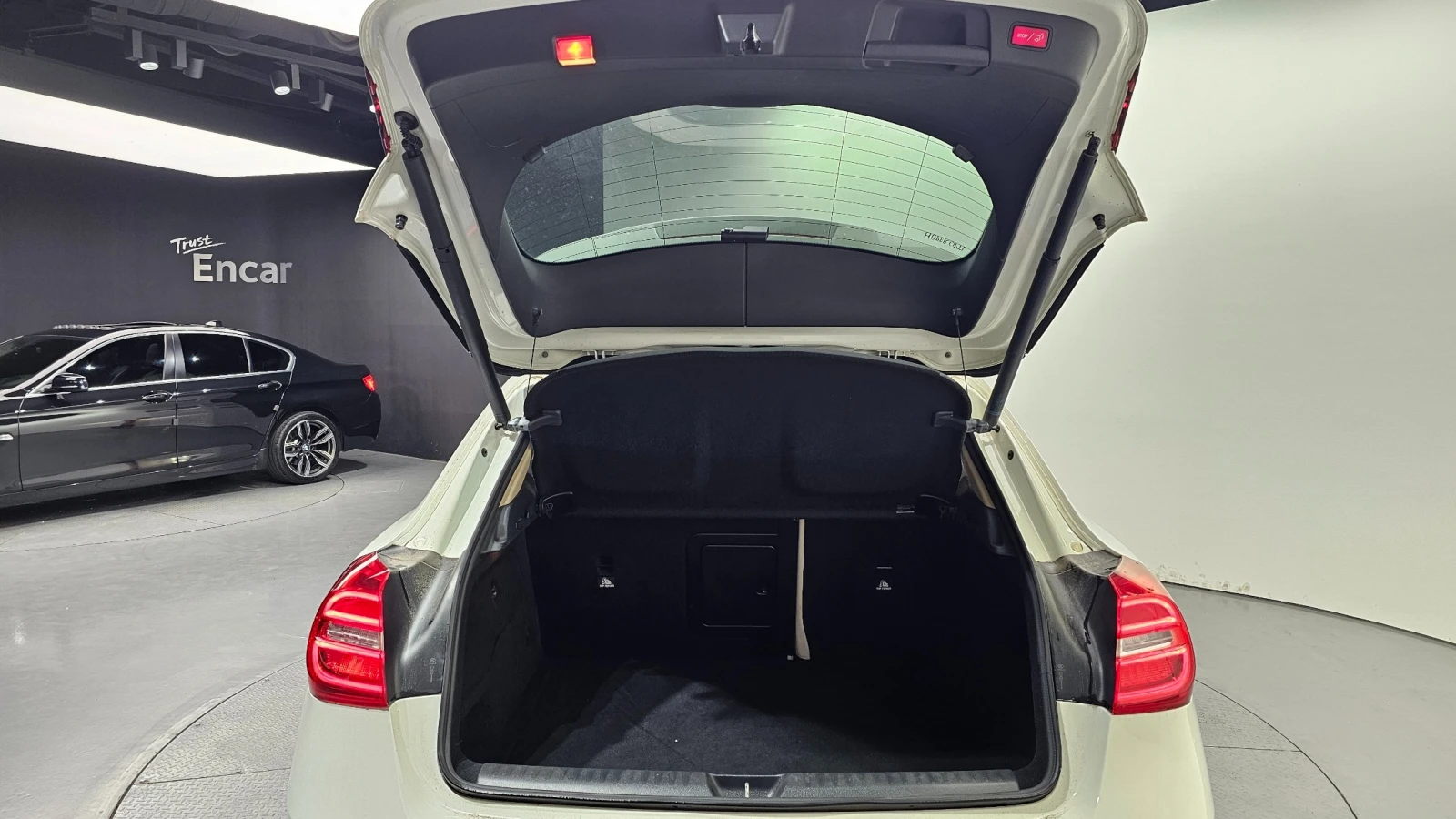 Mercedes-Benz GLA 200 d 4Matic * ПОДГРЕВ * КАМЕРА * ПАНОРАМА, снимка 5 - Автомобили и джипове - 55373057