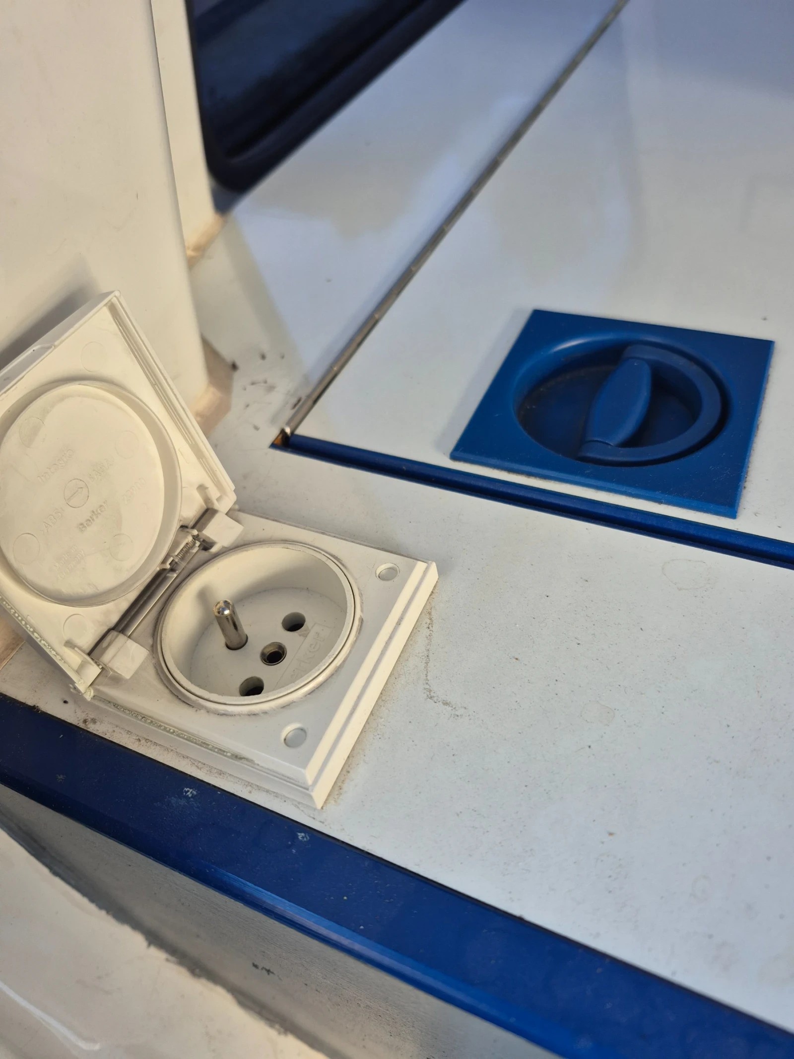 VW T5 2.0 TDI Кемперван, снимка 10 - Бусове и автобуси - 54035792