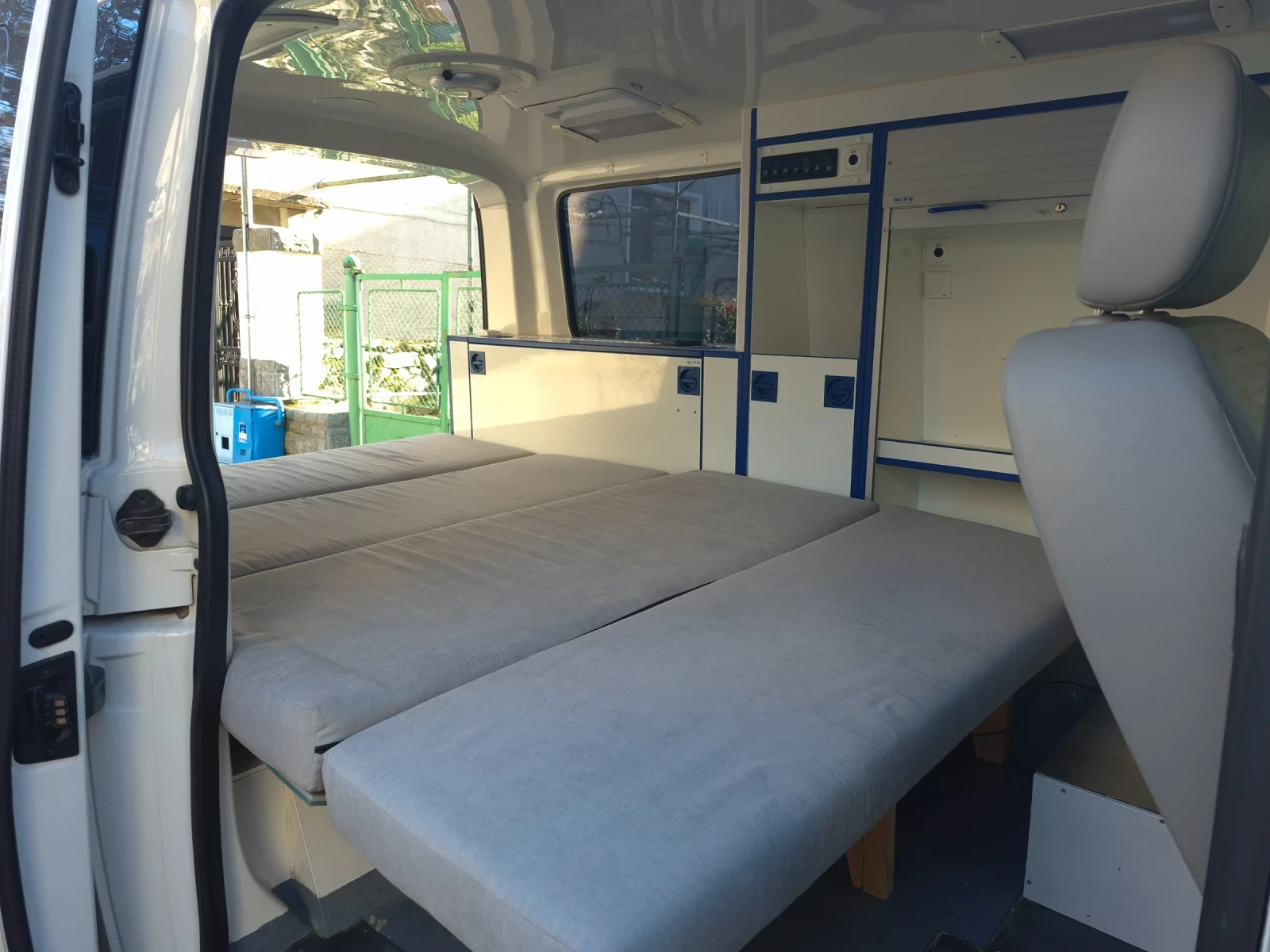 VW T5 2.0 TDI Кемперван, снимка 9 - Бусове и автобуси - 54035792