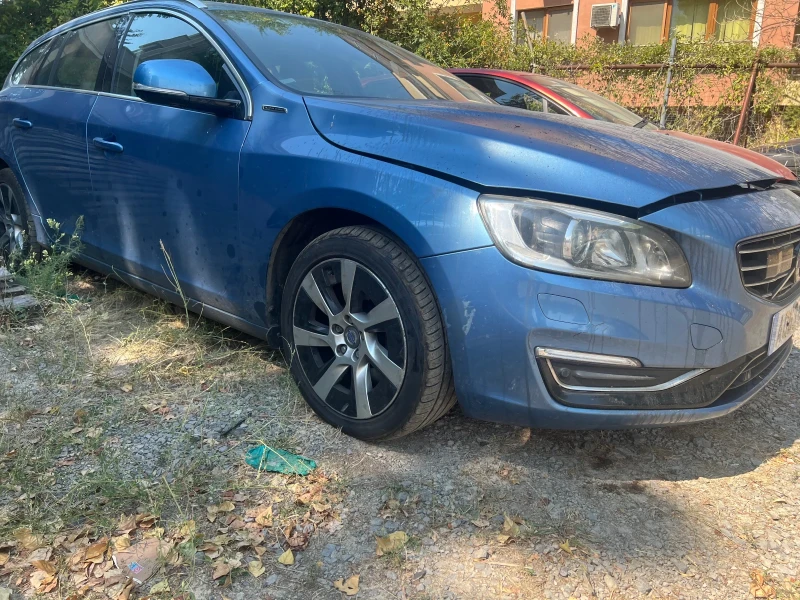 Volvo V60 2.4D D6 Plug-In Hybrid AWD, снимка 2 - Автомобили и джипове - 48271887