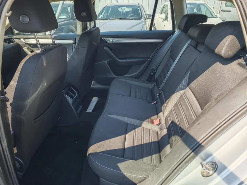 Skoda Octavia Facelift 1.6TDI EURO 6 с РЕГИСТРАЦИЯ , снимка 9 - Автомобили и джипове - 50558166