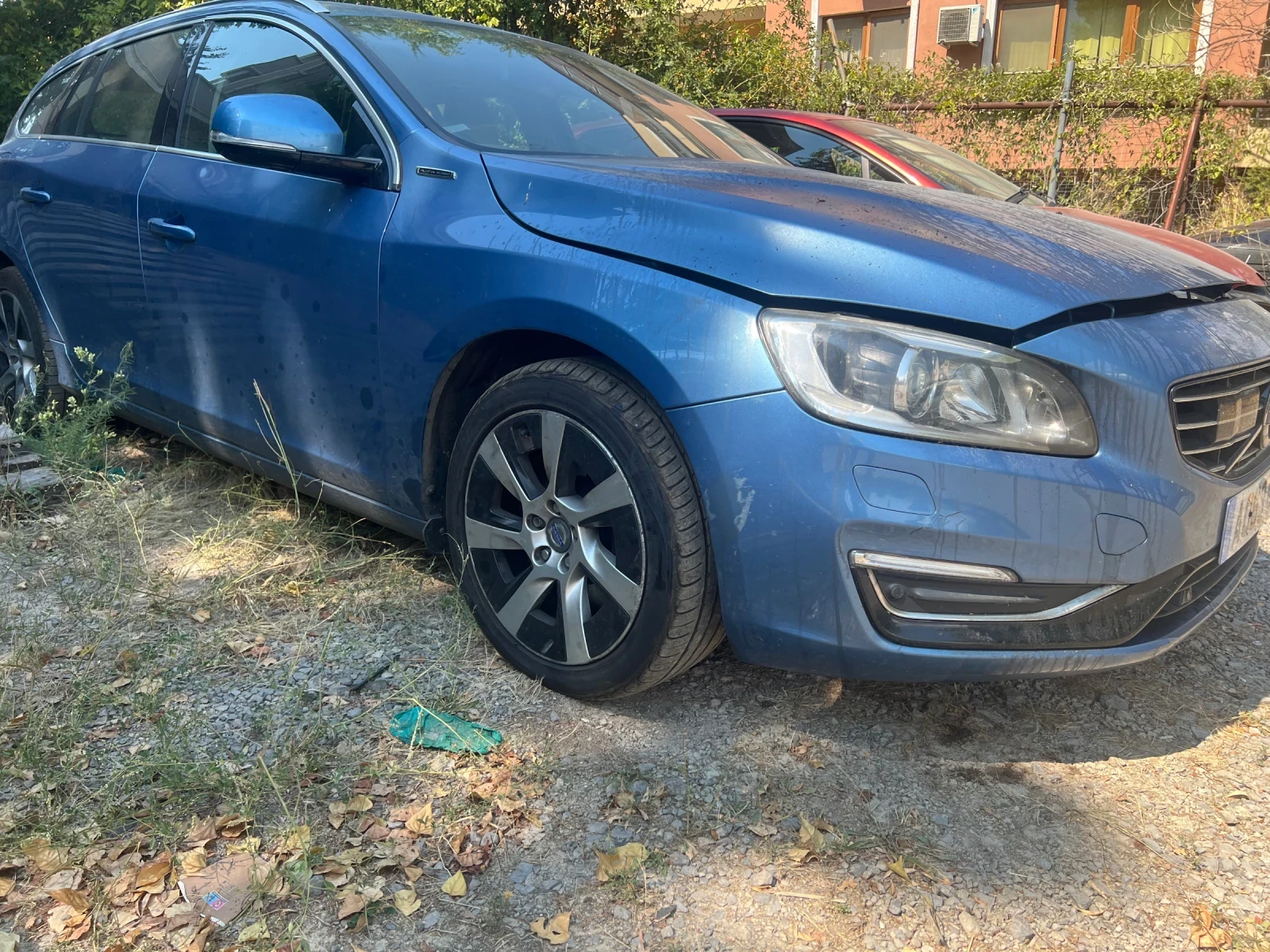 Volvo V60 2.4D D6 Plug-In Hybrid AWD - изображение 2