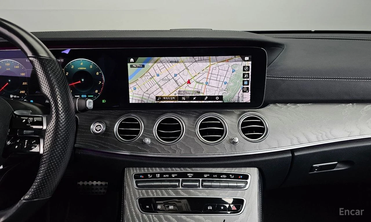 Mercedes-Benz E 350 4MATIC* AMG-LINE* DISTRONIC* 360CAM* DRIVE-ASSIST*, снимка 8 - Автомобили и джипове - 54714565