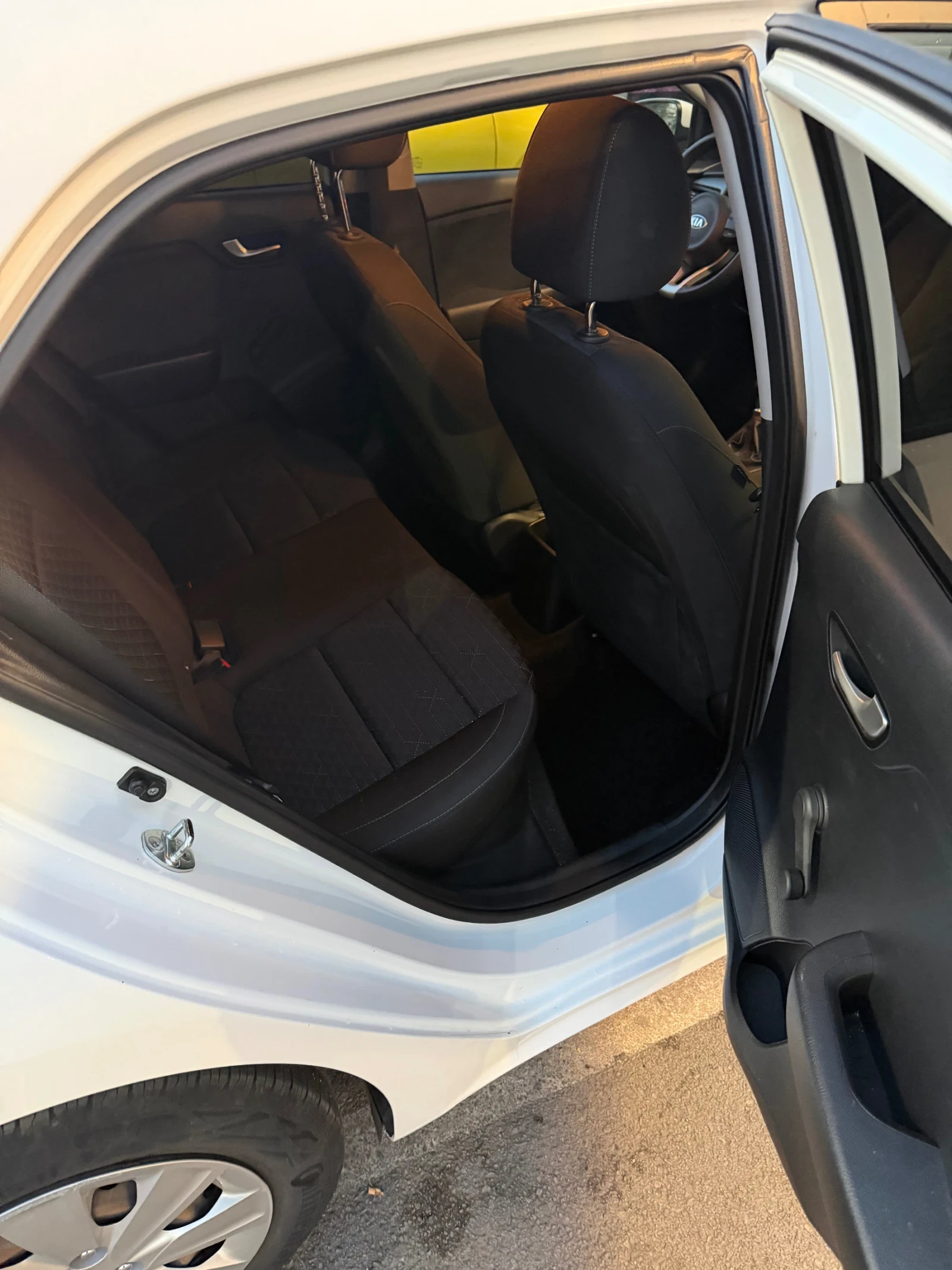 Kia Rio гаражна, снимка 9 - Автомобили и джипове - 56138714